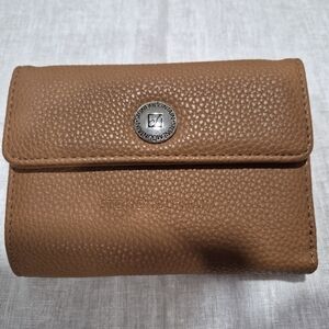 NWOT Stone Mountain Snap Close Wallet